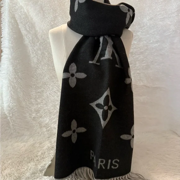 Louis Vuitton Cashmere Scarf/Shawl/Wrap - Picture 5 of 10